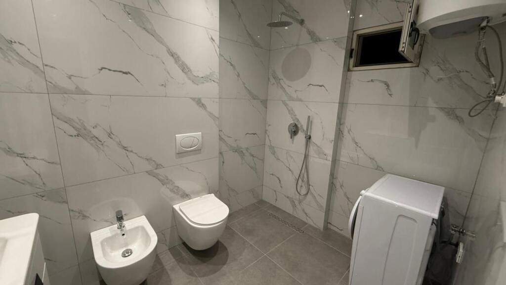 🏡 Shitet apartament 1+1 te Rruga Fortuzi prane Qendres