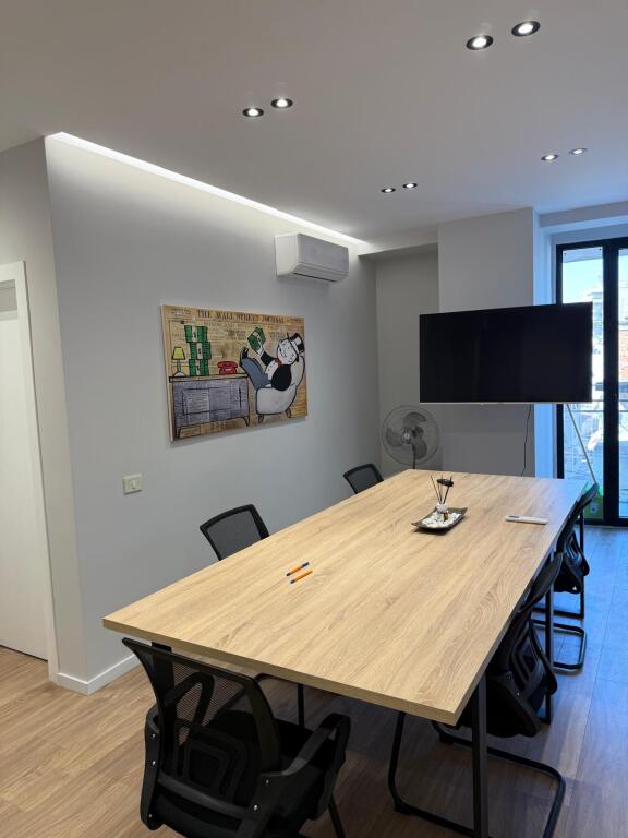 Jepet me qira ambient per zyre Te Mine Peza 700€