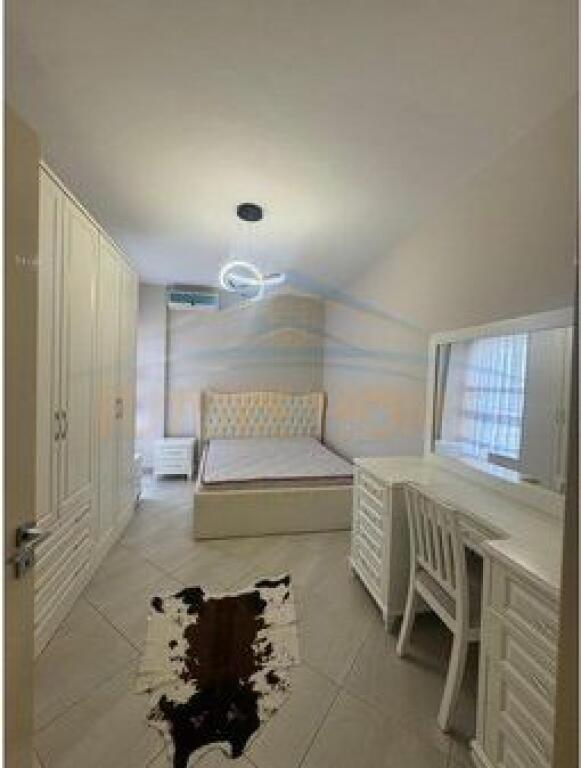 Shitet, Apartament 1+1, Rruga 5 Maji, Tirane.