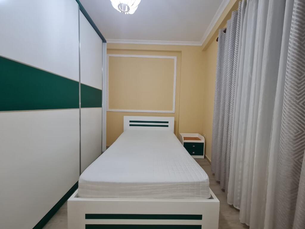 2+1,i miremobiluar,te liqeni i thate prane hotel radison,1000 euro me parkim