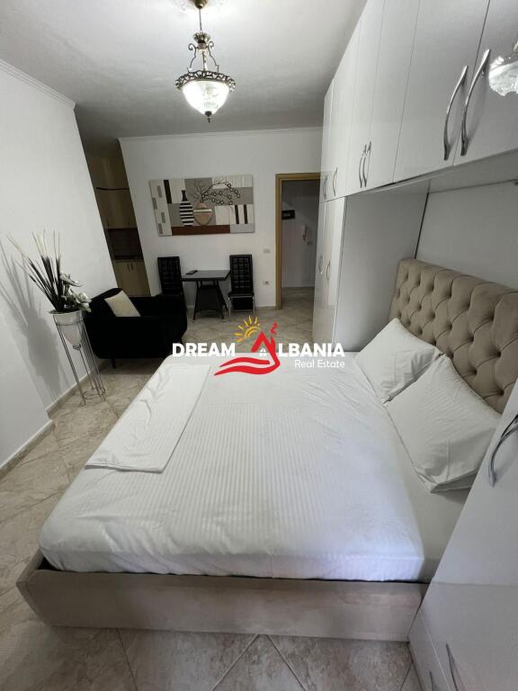 Jepet me qera garsoniere tek rruga e Barrikadave prane kopshtit Bucko (ID 4201046)