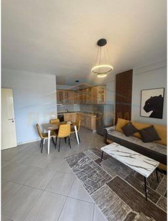 Shitet, Apartament 1+1, Rruga 5 Maji, Tirane.