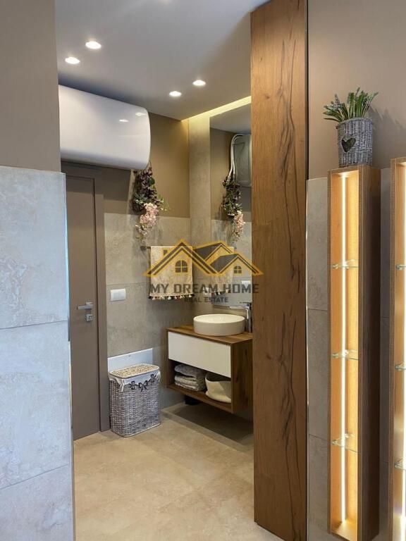 Shitet, Penthouse, Golem.