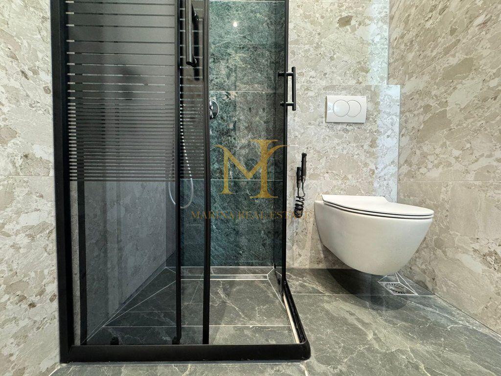 Shitet Papafingo luksoze në vijë të parë të detit, në Plazh pranë Hotel Adriatik.