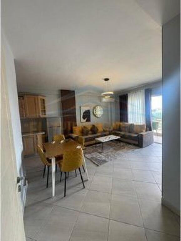 Shitet, Apartament 1+1, Rruga 5 Maji, Tirane.