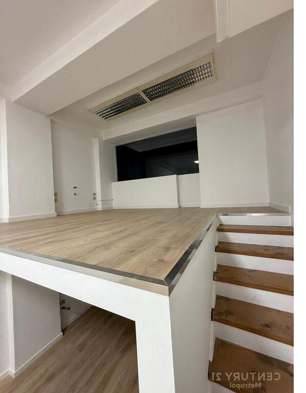 Dyqan me qera tek Him Kolli, Myslym Shyri