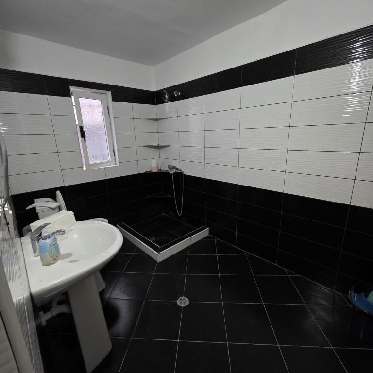 Jepet me qera apartament i madh 1+1 tek rrethi ne Kinostudio rruga Xhanfize Keko 1 minut nga stacionet e urbaneve!