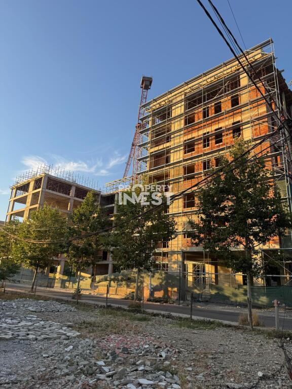 Shitet Apartament 3+1📍Kamez rruga Berisha