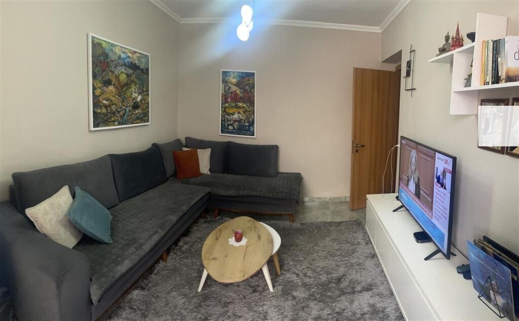 Jepet me qira apartament 1+1 përballë Maternitetit!