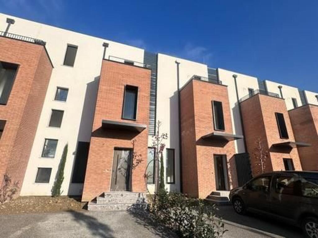 Shitet Vilë e Bashkangjitur, Rezidenca Piccadilly, TEG