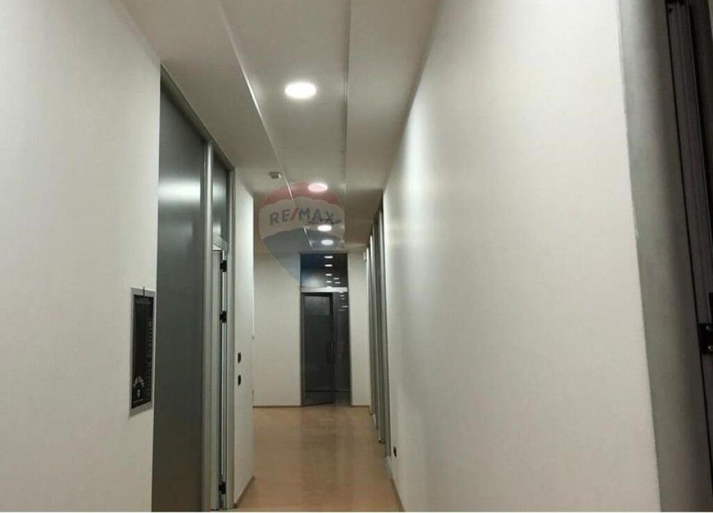 jepet me qira, ambient biznesi te Twin Towers, Bulevardi Nënë Tereza, Tiranë  ID: 530591002-2