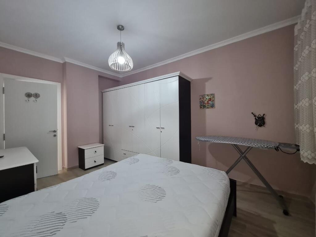 2+1,i miremobiluar,te liqeni i thate prane hotel radison,1000 euro me parkim