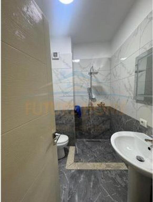 Shitet, Apartament 1+1, Rruga 5 Maji, Tirane.