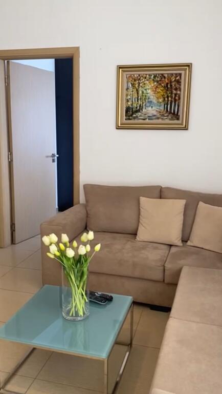 Pranë Harry Fultz jepet me qera apartament 2+1!