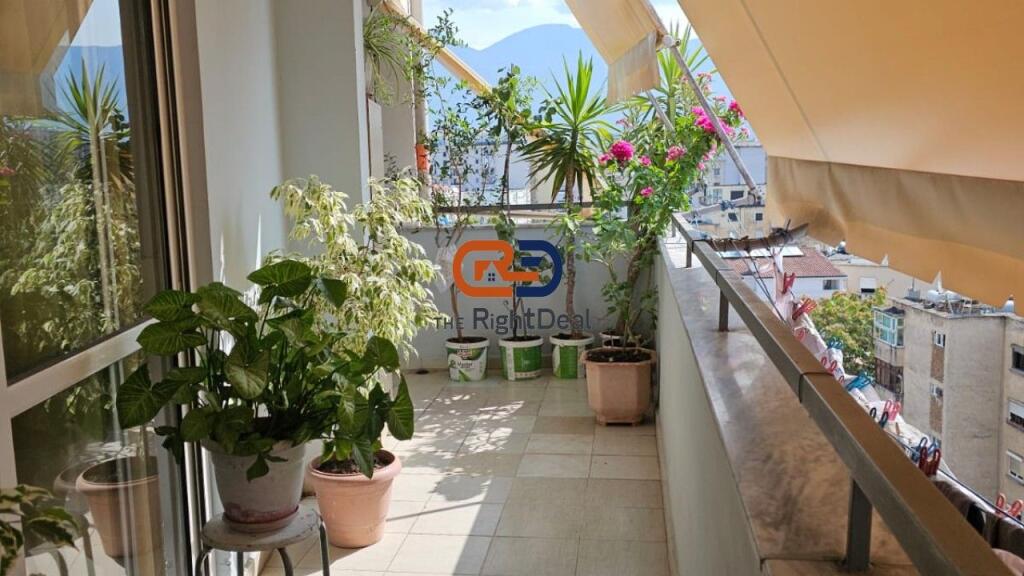 Tek Rruga Fortuzi, Jepet Me Qira Apartament 3+1+2, Me Lokacion Ideal!!!