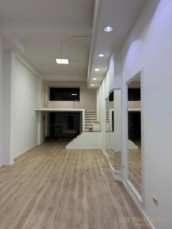 Dyqan me qera tek Him Kolli, Myslym Shyri