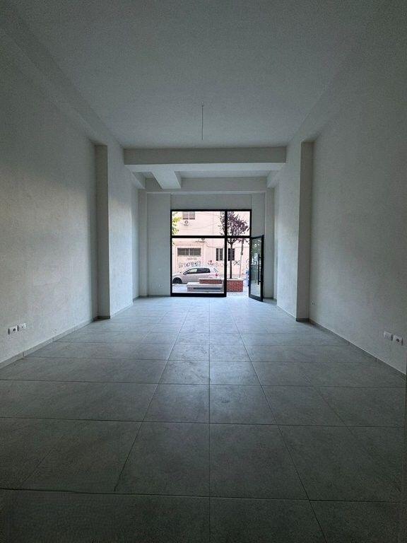 DYQAN BUZE RRUGE PER QIRA PERBALL AMERIKAN 3, 630 € /Muaj