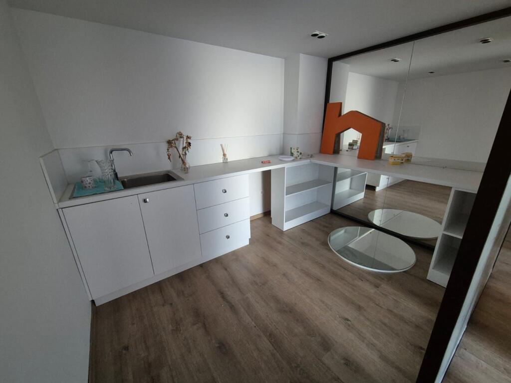 🏢 Shitet ambient biznesi – Rruga Kavajës!