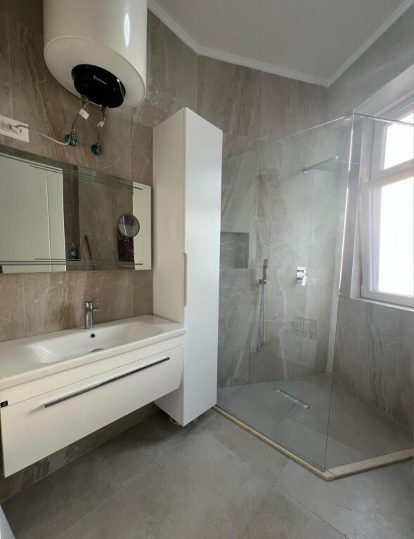 📌 Jepet me qira apartament 2+1+2 – Qendër, pranë Kafe Flora