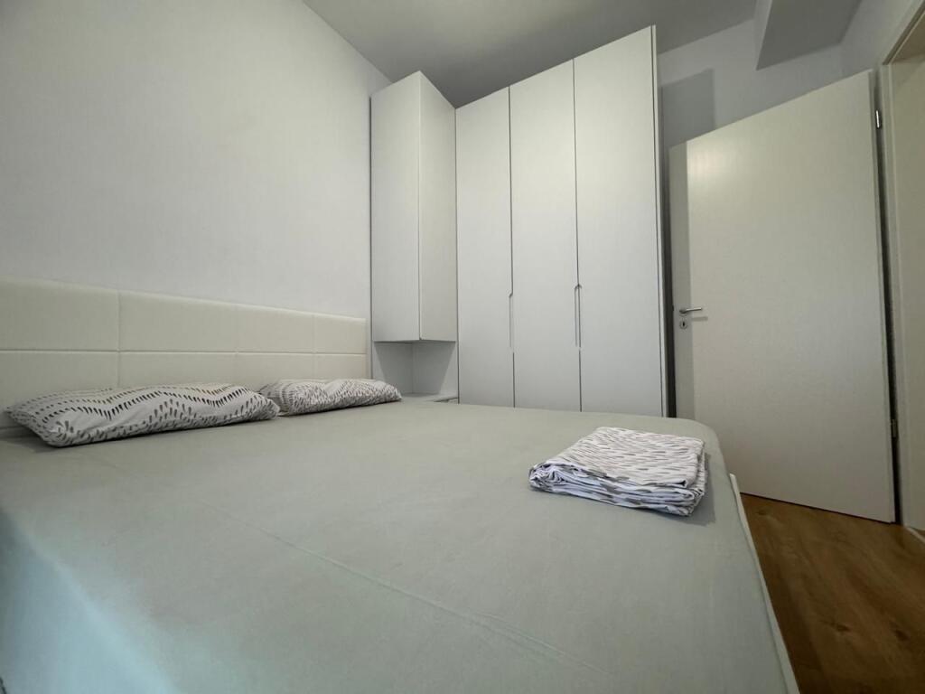 Jepet me qera apartament 1+1+post parkimi, Ali Demi, Rezidenca Kaimi