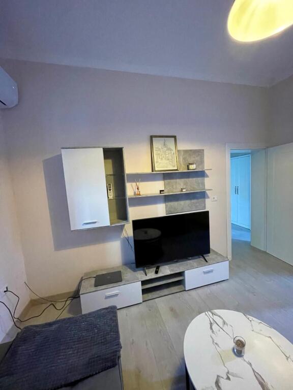 Rruga e Dibrës, jepet me qira apartament 1+1!