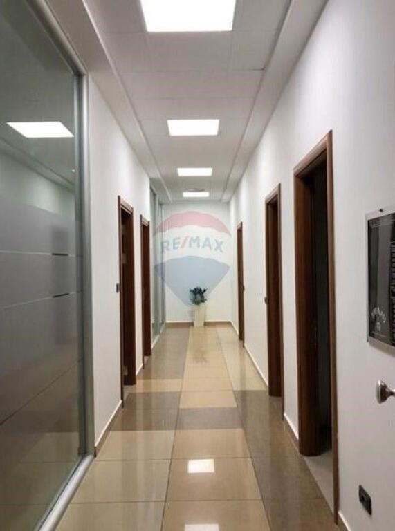 jepet me qira, ambient biznesi te Twin Towers, Bulevardi Nënë Tereza, Tiranë  ID: 530591002-2