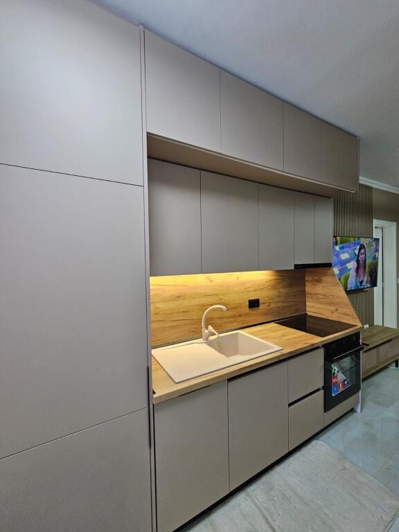 Jepet me qira apartament 1+1 📍 5 Maji, Tiranë 🏢 Kati: 8 (pallat me ashensor) 🛋️ E mobiluar 💰 Çmimi: 50,000 lekë në muaj