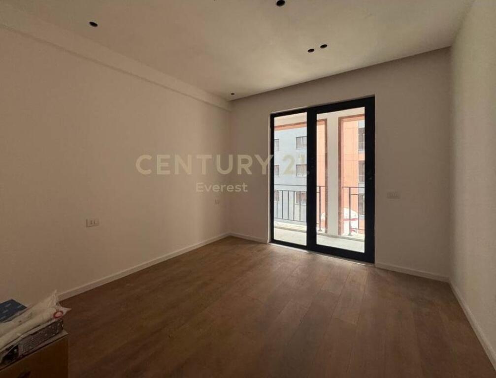 Apartament 1+1 me qira, Astir