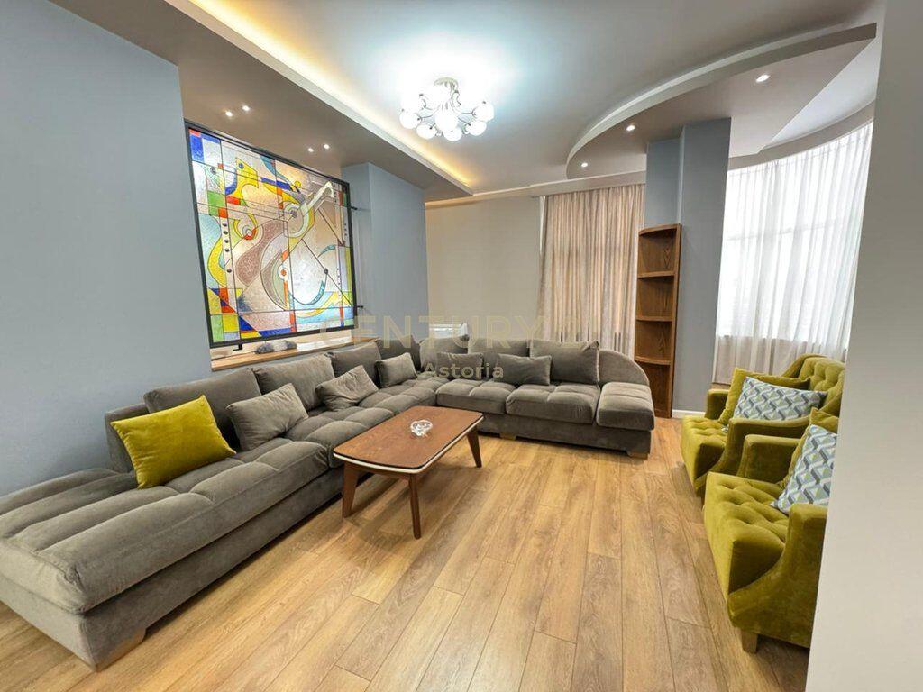 Apartament 4+1+2+post parkimi me qira prane Kristal Center!