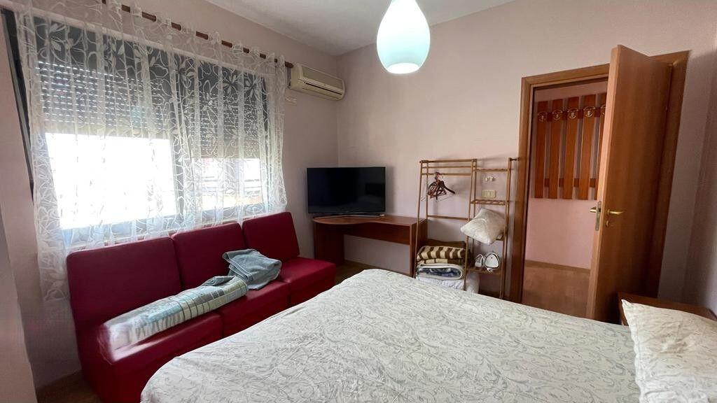 Jepet me Qira Apartament 1+1 ne Qender prane 9 Kateshet 500 € /Muaj