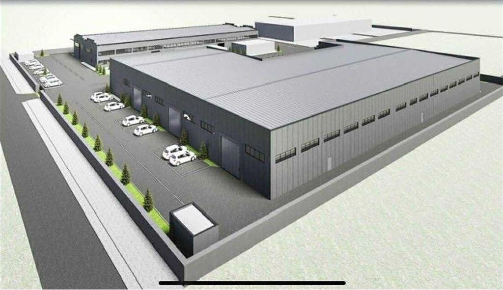 Kapanon për Shitje në Lagjen 15, Spitallë – Durrës  Në një nga zonat më të zhvilluara industriale të qytetit të Durrësit, ofrohet për shitje një kapanon modern me sipërfaqe ndërtimi prej 1,870 m², i ndërtuar sipas standardeve të Bashkimit Europian. Objekti shtrihet në një truall prej 2,000 m², me akses të drejtpërdrejtë nga rruga kryesore, duke ofruar kushte të shkëlqyera për transport dhe operacione logjistike.  Karakteristikat kryesore  Sipërfaqe ndërtimi: 1,870 m²  Sipërfaqe trualli: 2,000 m²  Lartësia e brendshme: 9.2 metra  Tualete: 4 ambiente higjieno-sanitare  Mundësi ndarjeje: Objekti mund të ndahet në dy njësi të veçanta, të përshtatshme për aktivitete të ndryshme  Konstruksion: Strukturë metalike dhe muraturë e përforcuar, sipas normave të sigurisë dhe cilësisë së BE-së  Infrastrukturë e plotë: Energjia elektrike, uji dhe ndriçimi i brendshëm i instaluar  Shesh funksional: Hapësirë e jashtme 2,000 m² për parkim, ngarkim-shkarkim dhe qarkullim automjetesh të tonazhit të rëndë  Përshtatje ideale për:  Aktivitet prodhues ose përpunues  Depo / magazinë mallrash  Qendër shpërndarjeje ose logjistikë  Servis industrial ose pikë teknike  Vendndodhja  Kapanoni ndodhet në Lagjen 15, Spitallë – Durrës, me pozicion strategjik pranë Portit të Durrësit dhe Autostradës Tiranë–Durrës, duke ofruar akses të shpejtë dhe lidhje të drejtpërdrejtë me rrjetin kryesor rrugor kombëtar.  Një investim i sigurt  Ky objekt përfaqëson një mundësi të shkëlqyer investimi për biznese që kërkojnë hapësira të gatshme për aktivitet industrial ose logjistik, në një nga zonat më dinamike të zhvillimit ekonomik në Durrës.