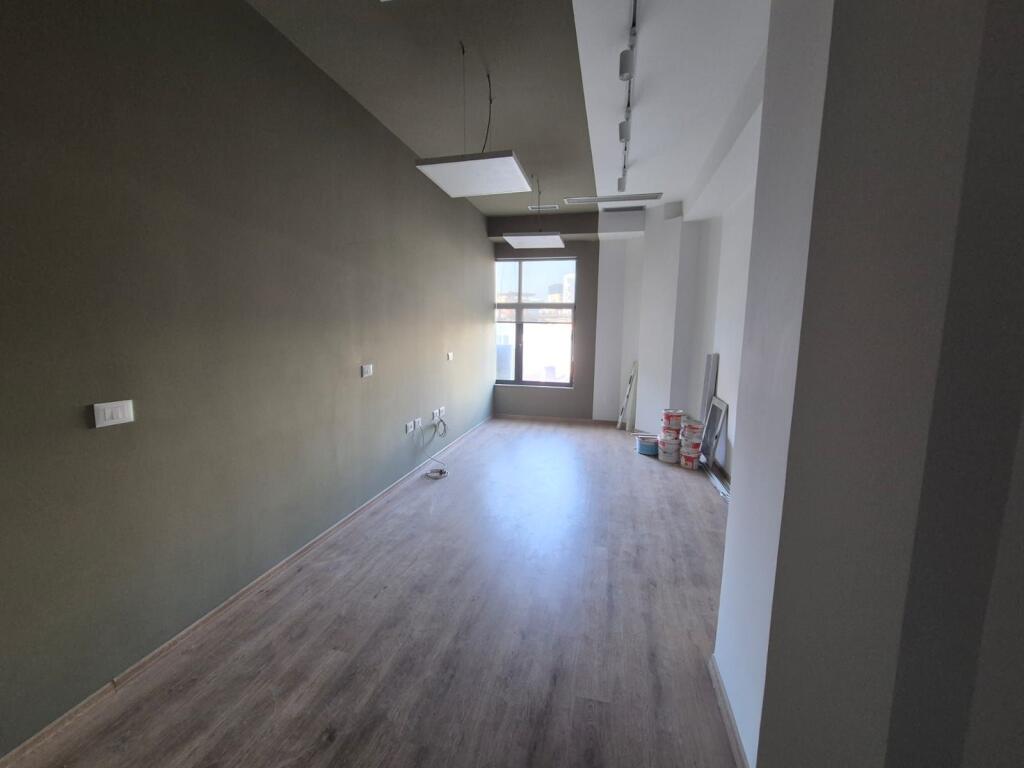 🏢 Shitet ambient biznesi – Rruga Kavajës!