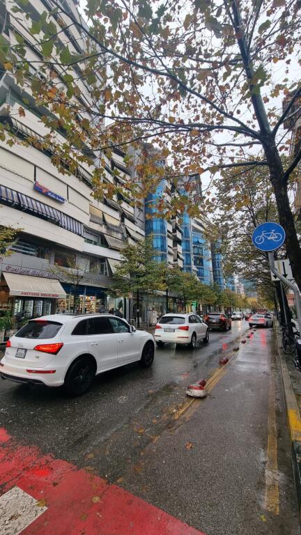 Qera, Ambient Biznesi, Rruga e Dibres, Tiranë.