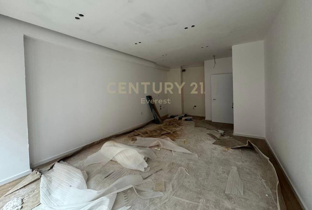 Apartament 1+1 me qira, Astir