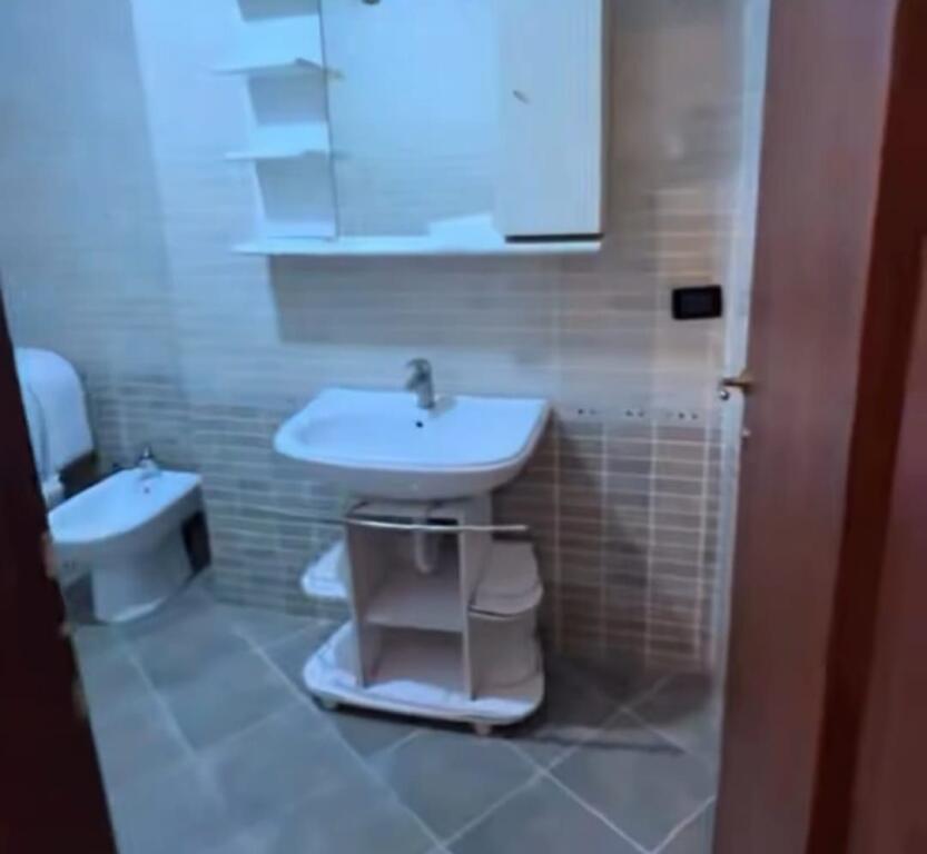 Shitet: Apartament 2+1 Astir ,prane Bar Bohem