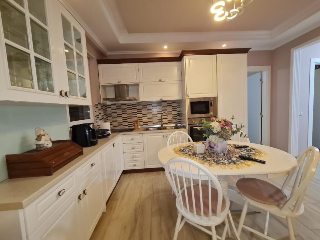 2+1,i miremobiluar,te liqeni i thate prane hotel radison,1000 euro me parkim