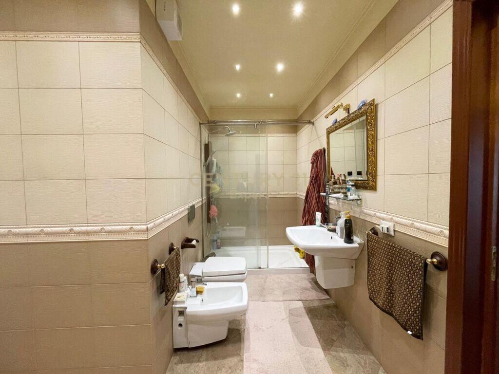 APARTAMENT LUKSOZ 3+1+2 POSTE PARKIMI PER QIRA TEK GALERIA !!