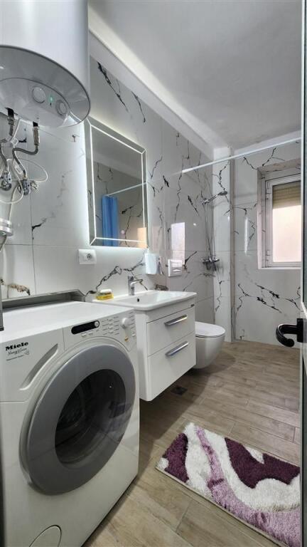 🏢Pak minuta larg Shkolles se Baletit,Rruga Mihal Gramno,jepet me qera apartament 1+1,i mobiluar 50,000Leke