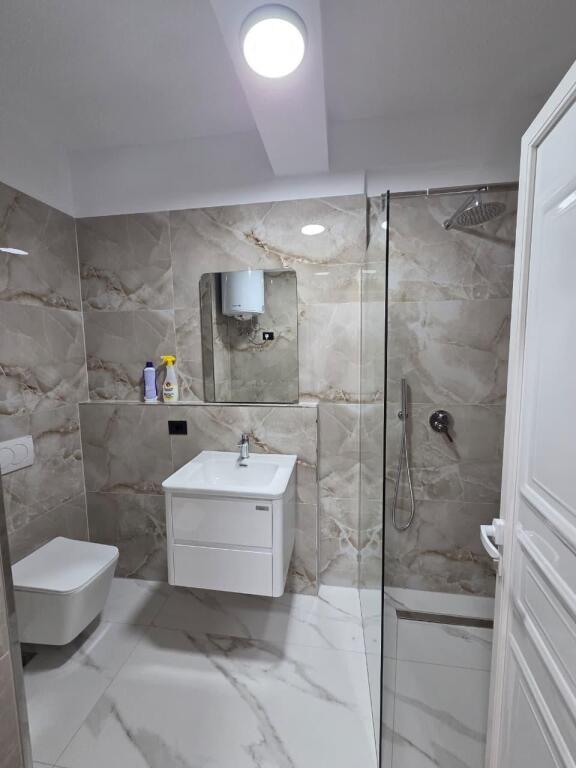 Jepet me qira 2+1+parkim FRESKU 600 mije leke