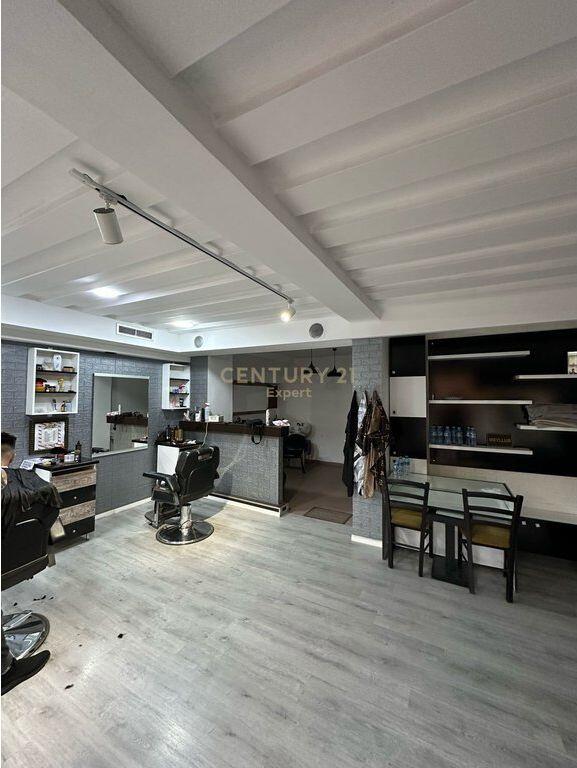 Negozio in Vendita a Myslym Shyr Molto Vicino alla Strada Principale