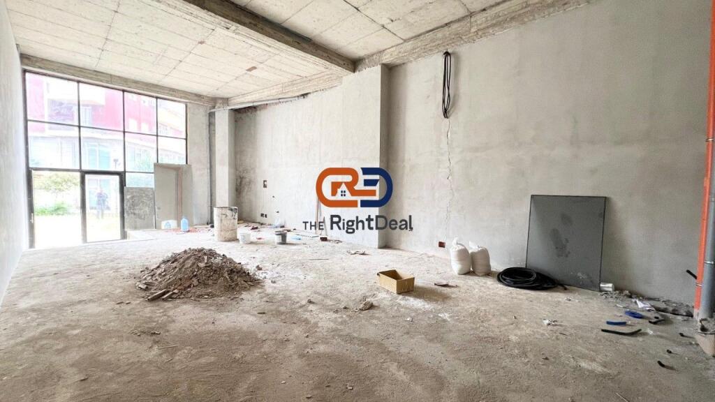 Vicino al Maternità, Locale Commerciale con Cortile in Vendita  Posto Auto!!!