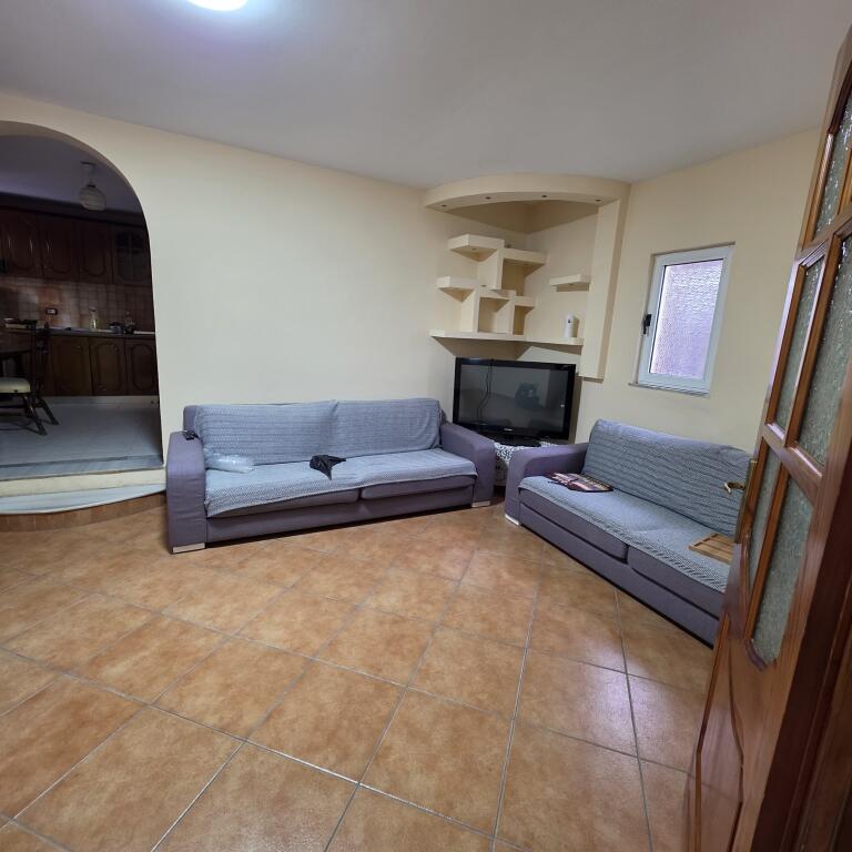 Jepet me qera apartament i madh 1+1 tek rrethi ne Kinostudio rruga Xhanfize Keko 1 minut nga stacionet e urbaneve!