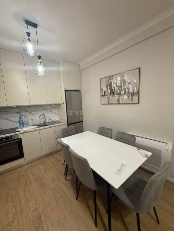 Apartament 2+1, Astir