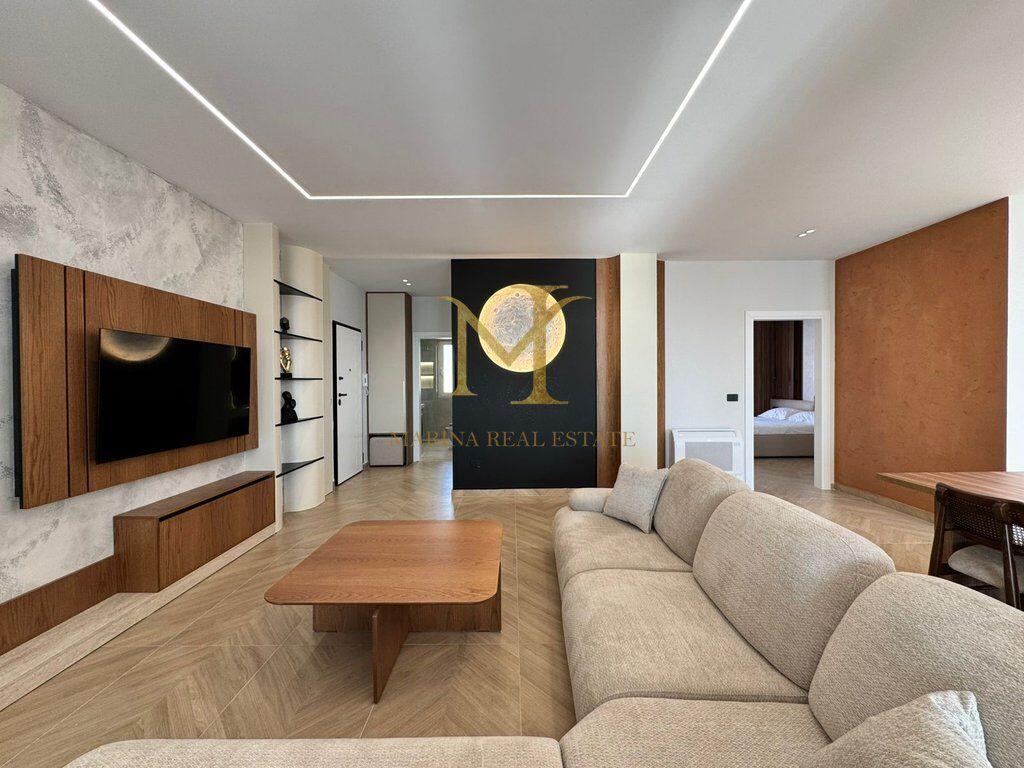 Shitet Papafingo luksoze në vijë të parë të detit, në Plazh pranë Hotel Adriatik.