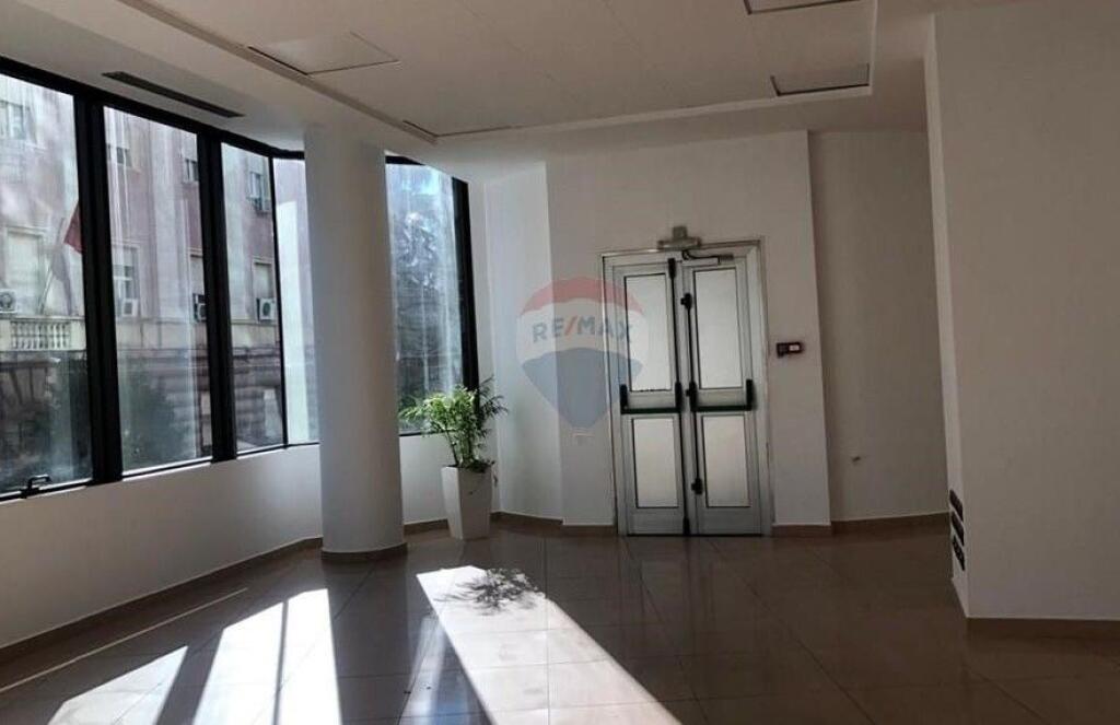 jepet me qira, ambient biznesi te Twin Towers, Bulevardi Nënë Tereza, Tiranë  ID: 530591002-2