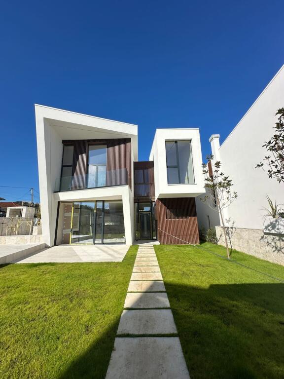 🏡 Vilë 3-Katëshe në Shitje – afër TEG