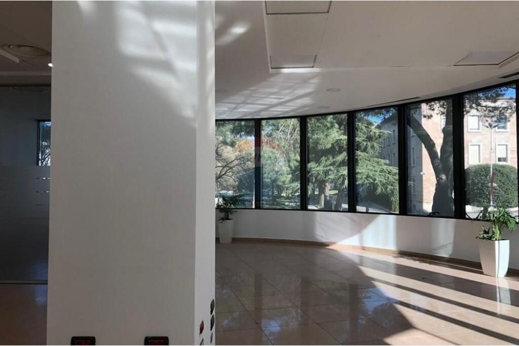 jepet me qira, ambient biznesi te Twin Towers, Bulevardi Nënë Tereza, Tiranë  ID: 530591002-2