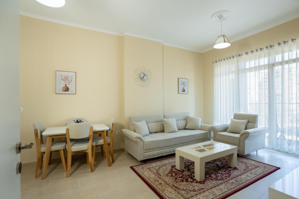 🏡 Apartament 1+1 me Qira – Rruga e Kavajës, përballë Square 21