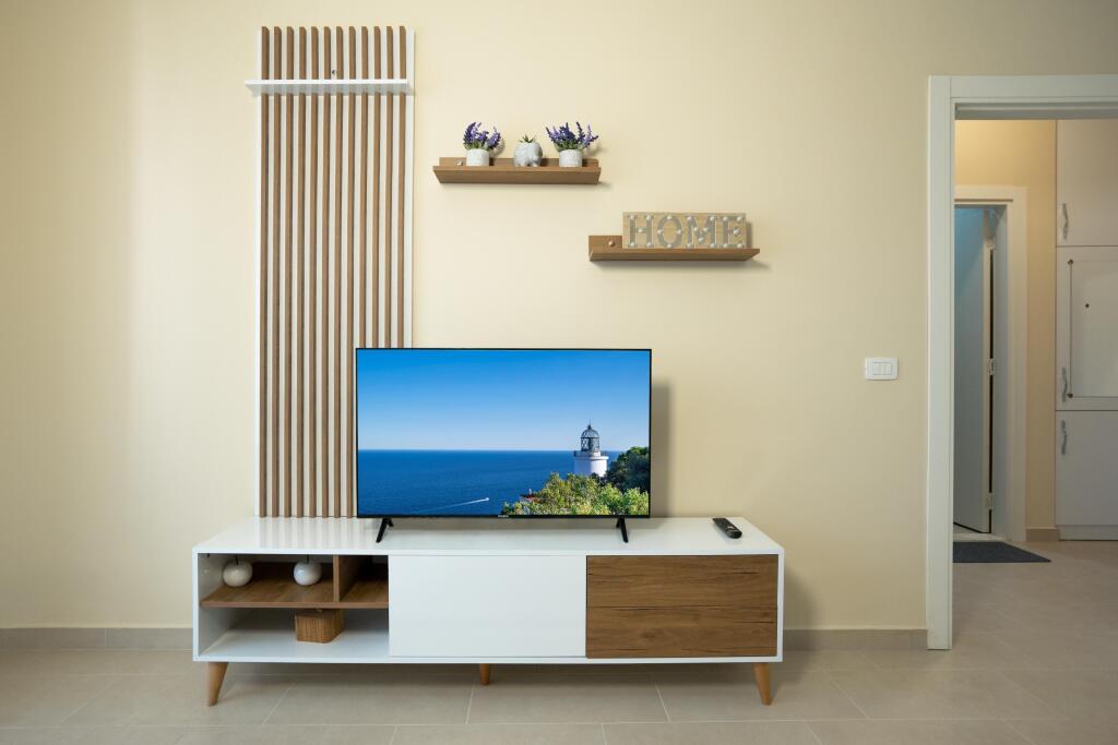 🏡 Apartament 1+1 me Qira – Rruga e Kavajës, përballë Square 21