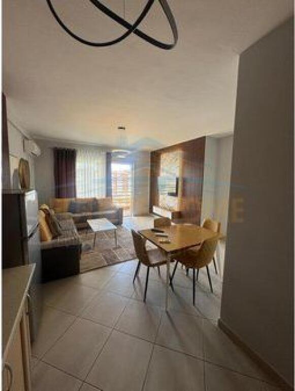 Shitet, Apartament 1+1, Rruga 5 Maji, Tirane.